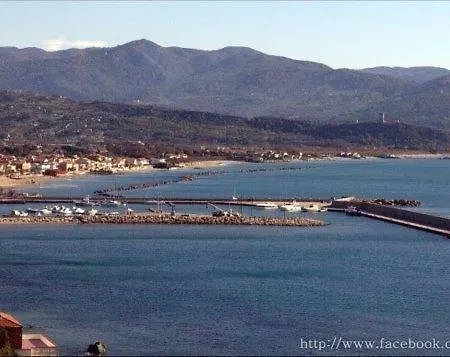 Apartment 2 Bedroom, 1 Bath Near The Sea *